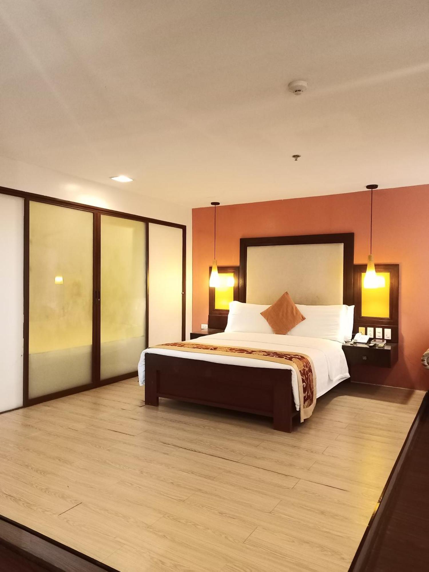 Coron Gateway Hotel & Suites Экстерьер фото