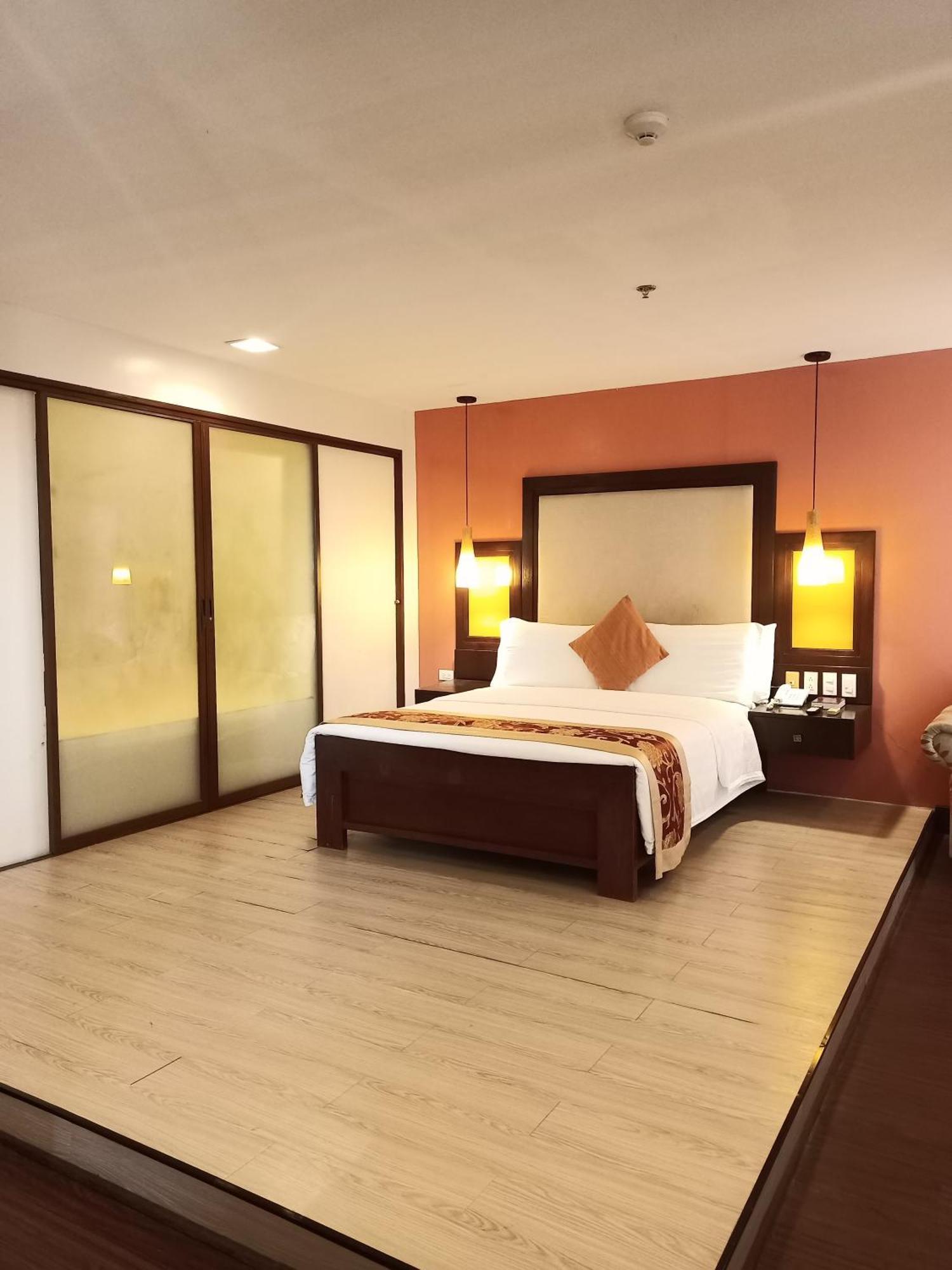 Coron Gateway Hotel & Suites Экстерьер фото